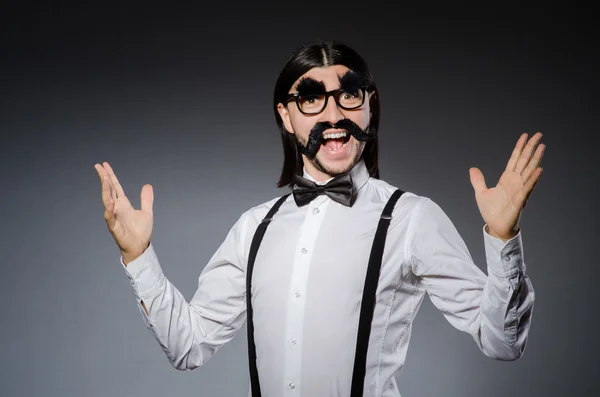 Homme avec moustache et lunettes de soleil contre gris — Photo