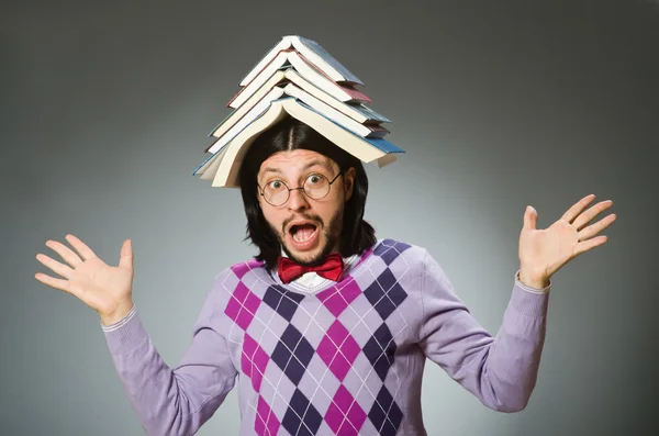 Jovem estudante com livro no conceito de aprendizagem — Fotografia de Stock