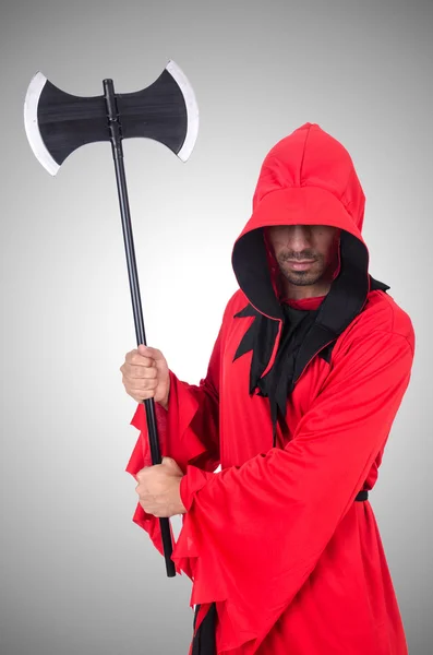 Executor em traje vermelho com machado — Fotografia de Stock