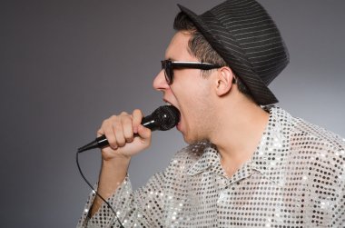 Genç adam gümüş gömlek ve mikrofon