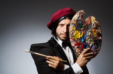 Stüdyoda çalışan komik bir sanatçı.