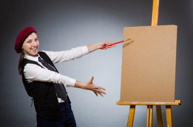 Stüdyoda çalışan komik bir sanatçı.