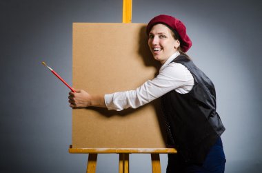 Stüdyoda çalışan komik bir sanatçı.