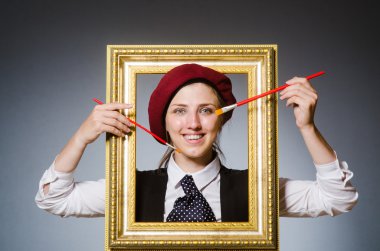 Stüdyoda çalışan komik bir sanatçı.