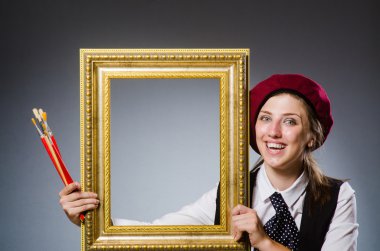 Stüdyoda çalışan komik bir sanatçı.