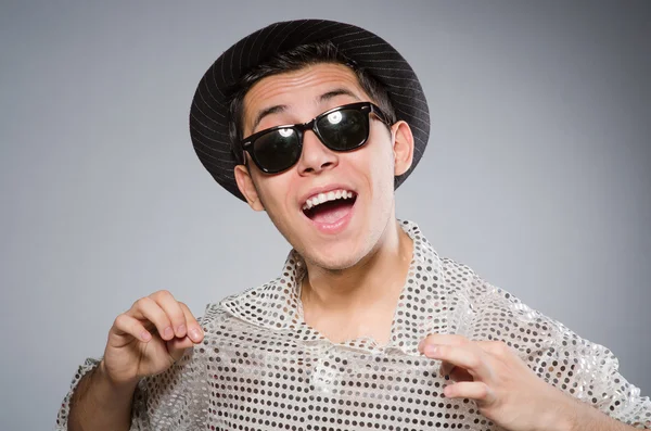 Joven con camisa y sombrero plateados — Foto de Stock