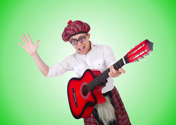 Смешной шотландец с гитарой — стоковое фото