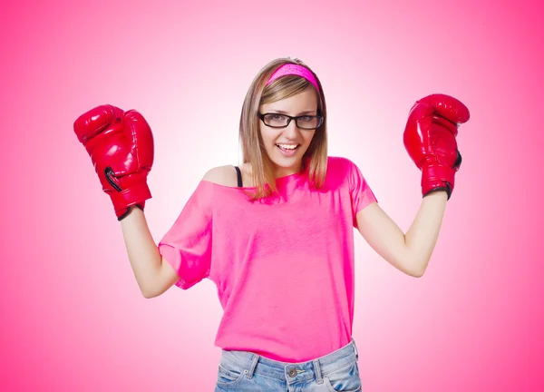 Jovencita con guantes de boxeo —  Fotos de Stock