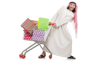 Arap adam beyazlar üzerinde alışveriş yapıyor.