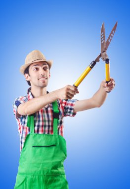 Adam bahçıvan makası ile