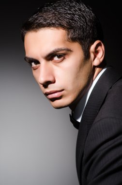 Karanlık Studio genç işadamı