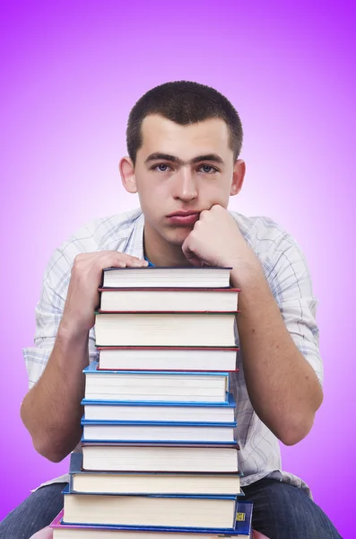 Estudiante con muchos libros — Foto de Stock