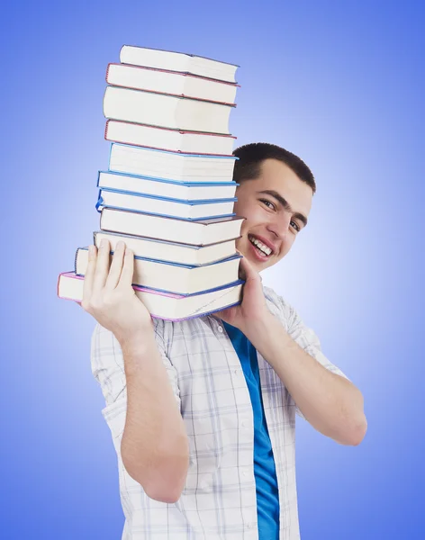 Студент с большим количеством книг — стоковое фото