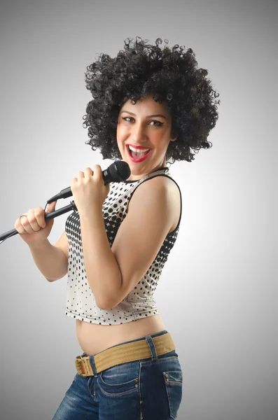 Mujer con corte de pelo afro — Foto de Stock