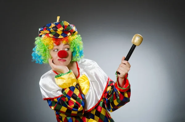 Clown met mic in grappige concept — Stockfoto