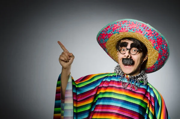 Hombre en poncho mexicano vívido contra gris — Foto de Stock