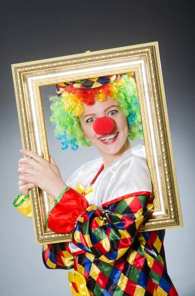 Clown met afbeeldingsframe in grappige concept — Stockfoto
