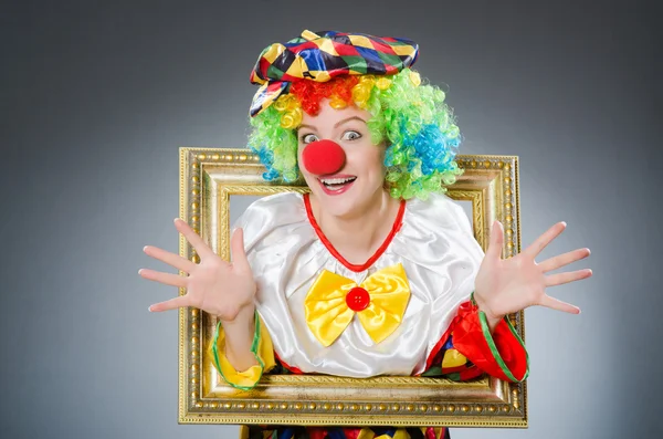 Clown med fotoram i roligt koncept — Stockfoto