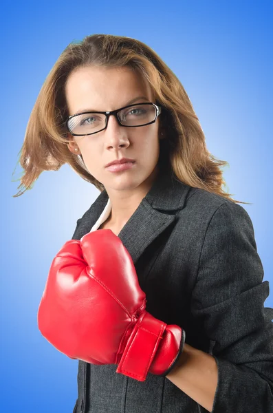 Jovem empresária no conceito de boxe — Fotografia de Stock