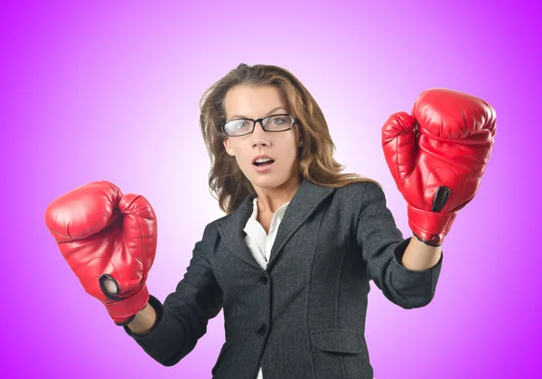 Молода бізнес-леді в концепції боксу — стокове фото