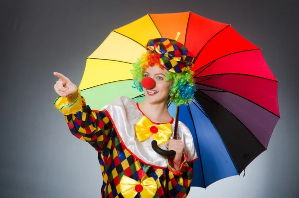 Clown avec parapluie dans le concept drôle — Photo