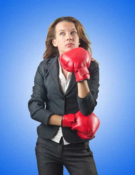 Jonge zakenvrouw in boksen concept — Stockfoto