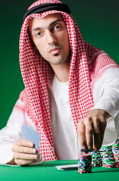 Hombre árabe jugando en el casino — Foto de Stock