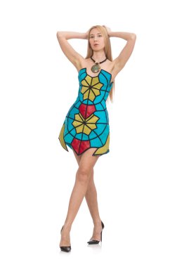 Parlak straplez elbiseli kadın, beyaz tenli.