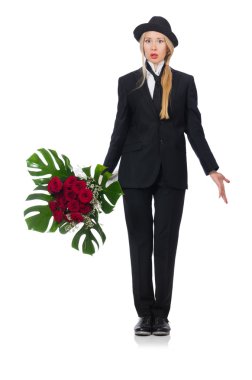 Beyaz bir demet gülü olan kadın