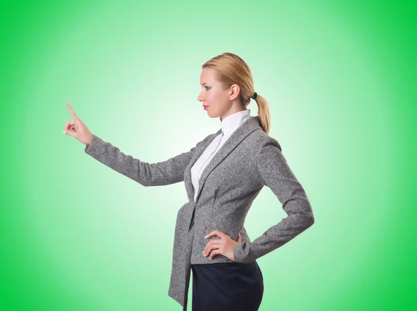 Geschäftsfrau drückt virtuelle Tasten — Stockfoto