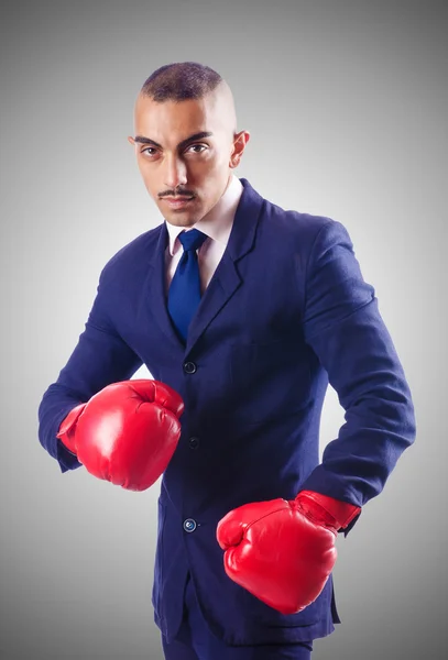 Hombre de negocios guapo con guantes de boxeo — Foto de Stock