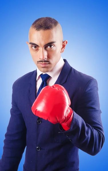 Bonito homem de negócios com luvas de boxe — Fotografia de Stock