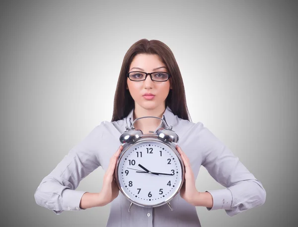 Frau mit Uhr isoliert auf grau — Stockfoto