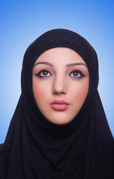 Muslim ung kvinna bär hijab — Stockfoto