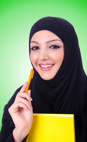 Giovane donna musulmana con libro — Foto Stock