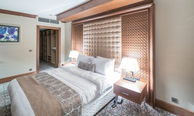 Modern içerikli bir otel odası.