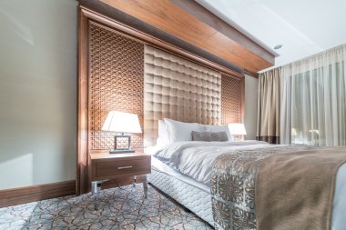 Modern içerikli bir otel odası.