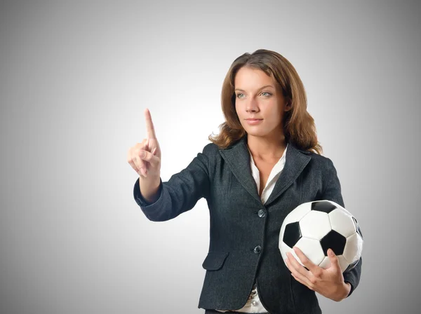 Affärskvinna med fotboll på grå — Stockfoto