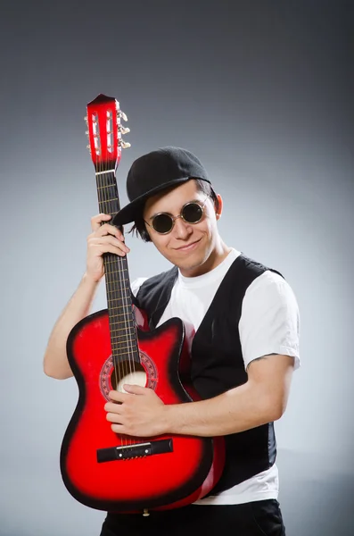 Zabawny gitarzysta w koncepcji muzycznej — Zdjęcie stockowe
