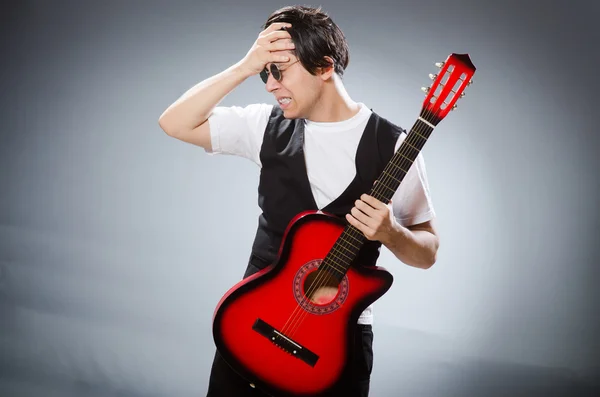 Guitarrista engraçado no conceito musical — Fotografia de Stock