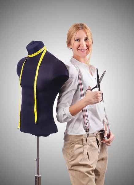 Mujer sastre trabajando en vestido — Foto de Stock