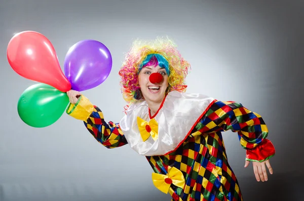 Clown mit Luftballons in lustigem Konzept — Stockfoto