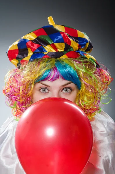 Lustiger Clown im komischen Konzept — Stockfoto