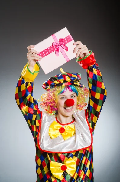 Drôle de clown dans le concept comique — Photo