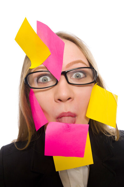 Женщина с напоминаниями, изолированными на белом
