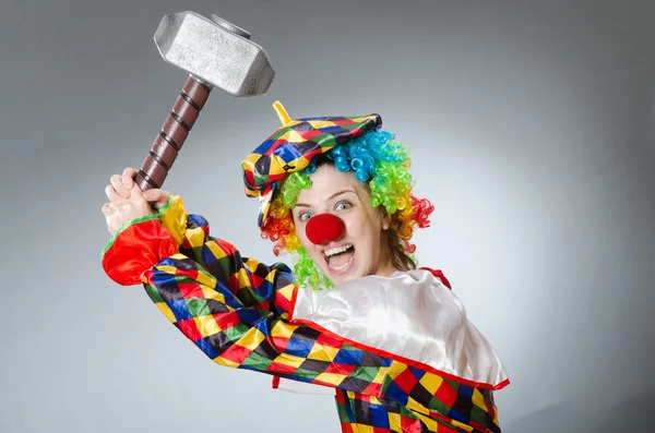 Clown met hamer in grappige concept — Stockfoto