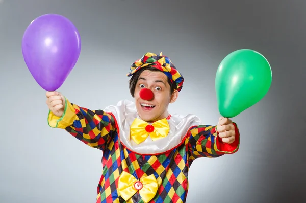 Клоун з повітряними кулями в смішній концепції — стокове фото