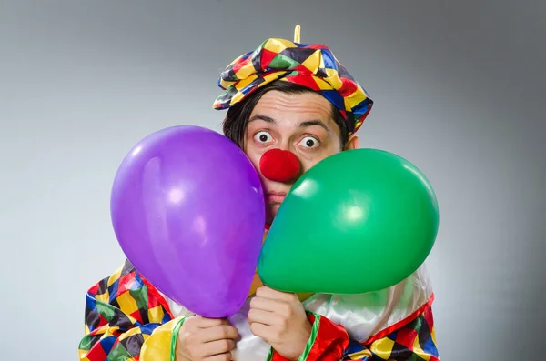 Clown con palloncini in concetto divertente — Foto Stock