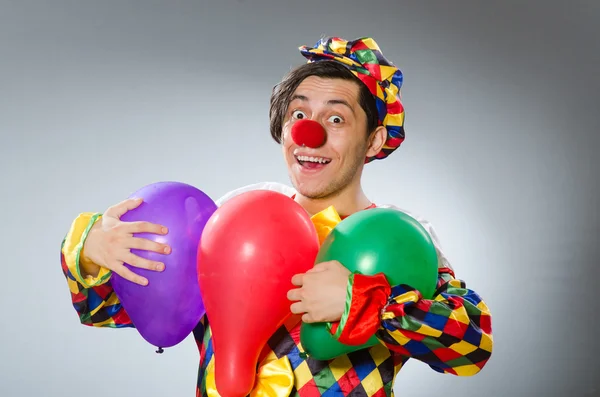 Clown avec des ballons dans le concept drôle — Photo