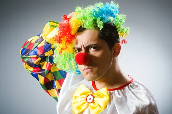 Lustiger Clown im komischen Konzept — Stockfoto